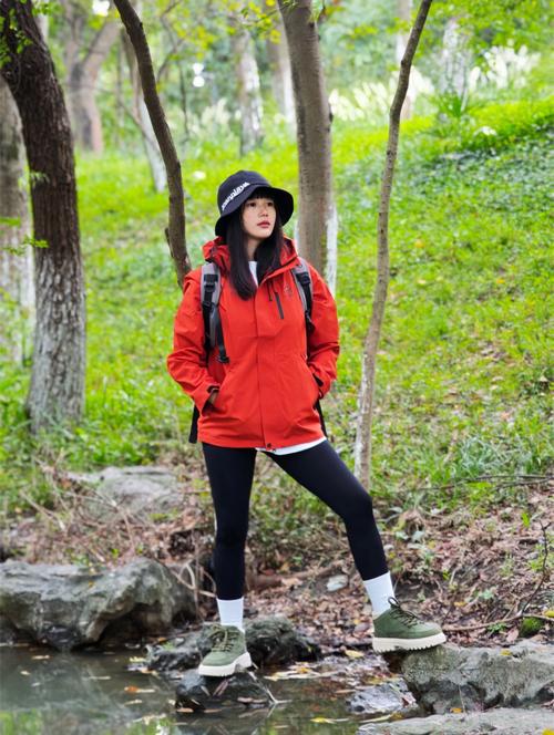 穿浅色系收口防蚊服装的山林徒步者