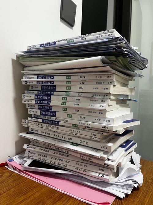 考研自习室桌面上堆满法律硕士考试分析书籍
