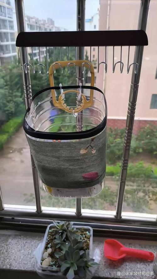 南向阳台暴晒的家庭装食用油桶