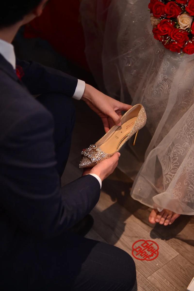 传统中式婚礼上新郎为新娘穿婚鞋的细节