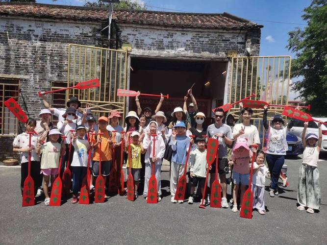 古村落研学点学生蹲在墙根填统一研学手册
