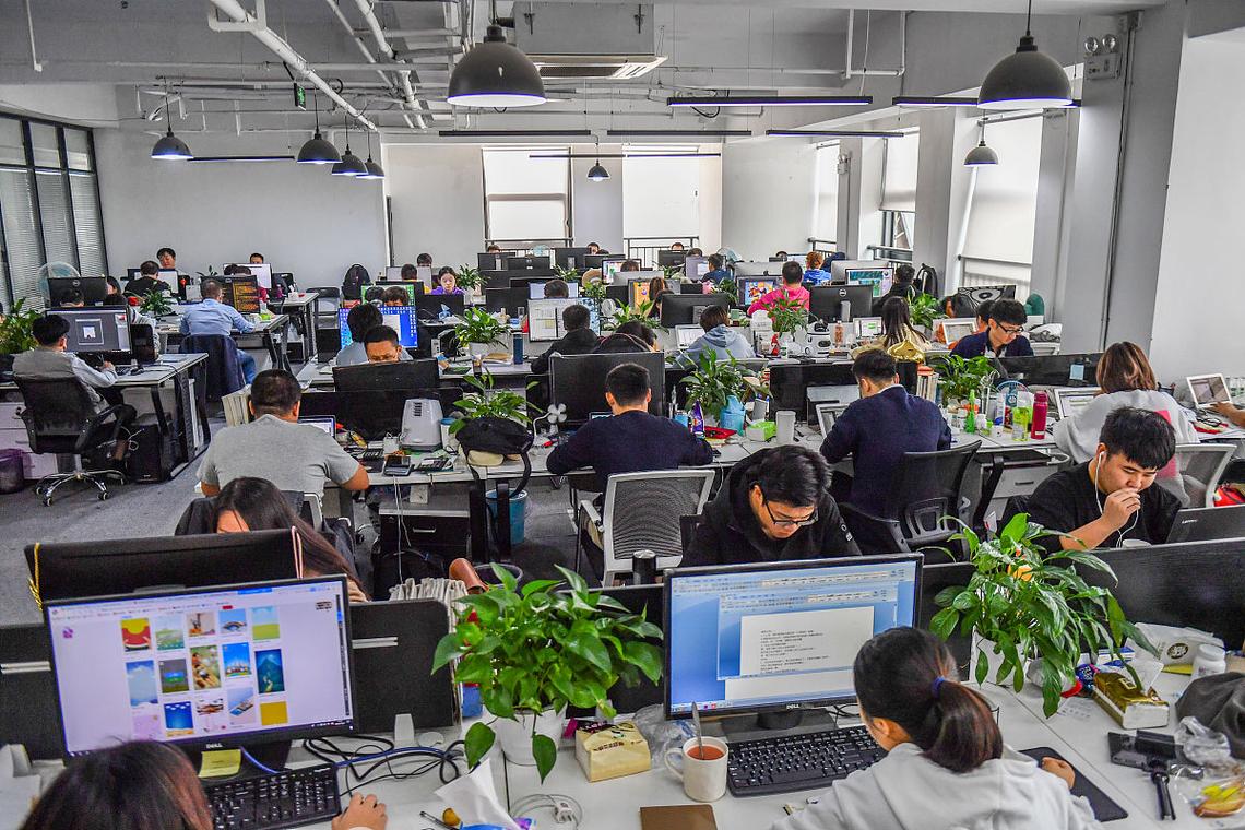 互联网运营岗工作场景多人协作办公室实拍