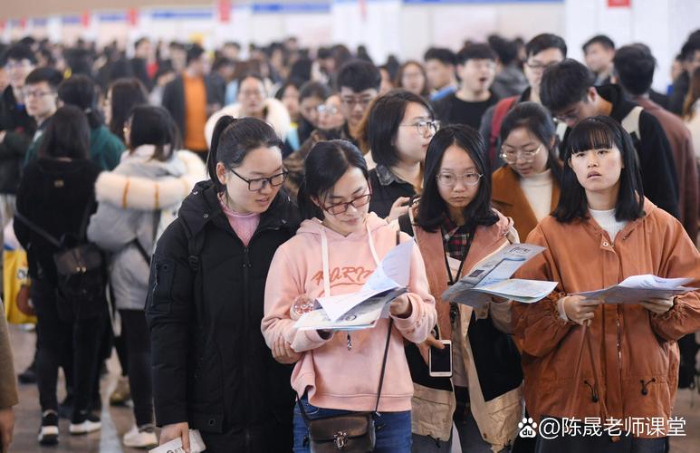 大学图书馆里学生看招聘信息神情迷茫