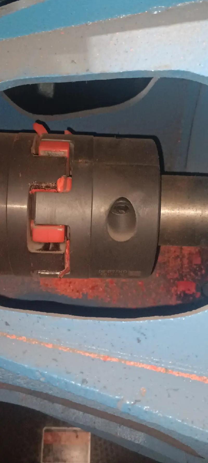 磨损严重的弹性联轴器内部 橡胶碎裂