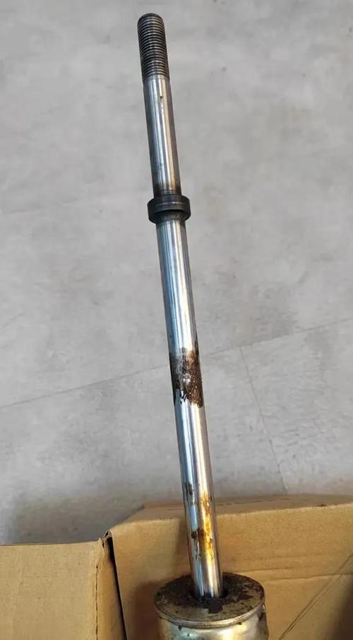 拆下来的报废汽车减震器活塞杆表面磨花沟槽痕迹