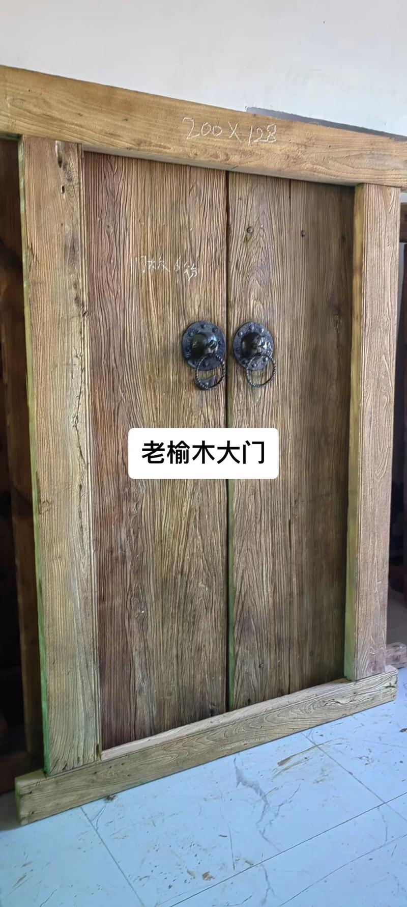 老旧木门框上不同颜色的身高线刻痕 童年回忆