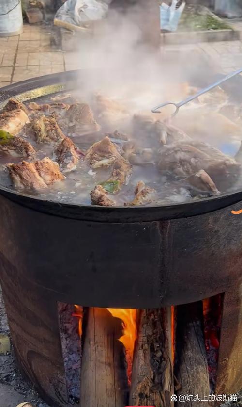 南漳雷坪村农家铁锅炖土猪肉