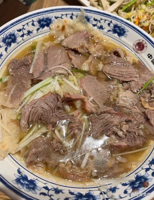 粗瓷碗盛着刚冲好的保店驴肉老汤配刚烤的烧饼