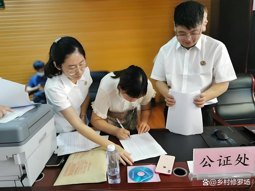 继承权公证现场当事人在公证处签字画面