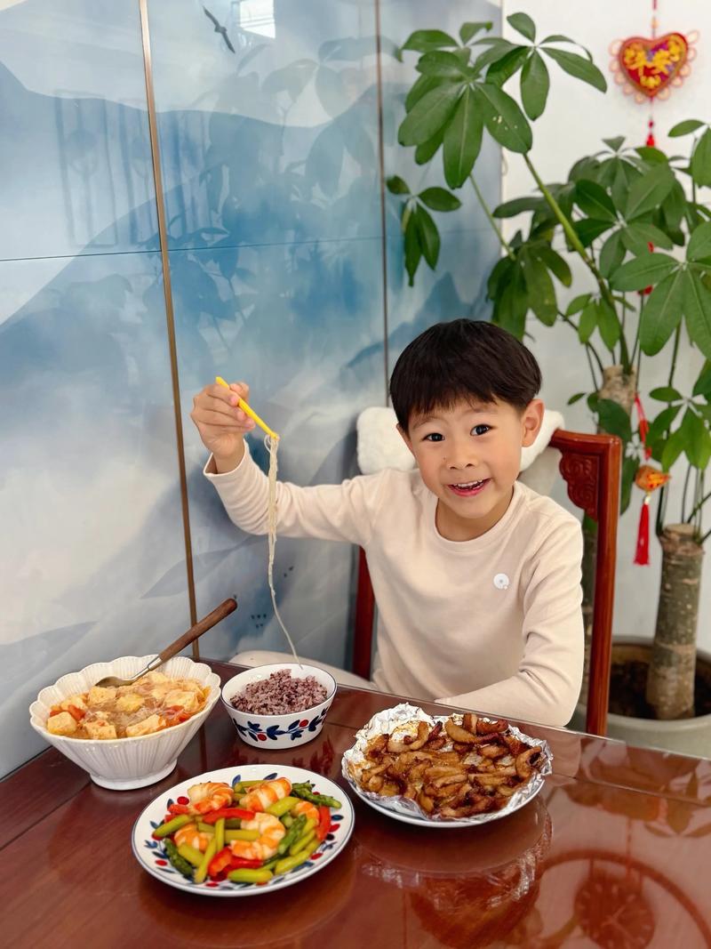 家庭晚餐时孩子手舞足蹈讲创意故事