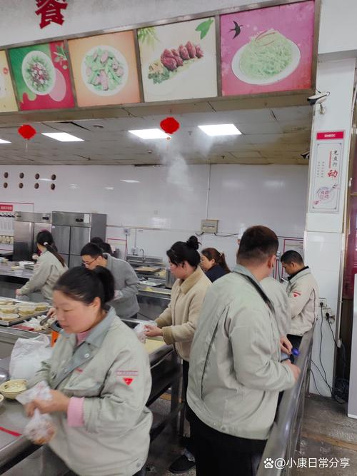 工厂工人错峰早餐温馨互动场景