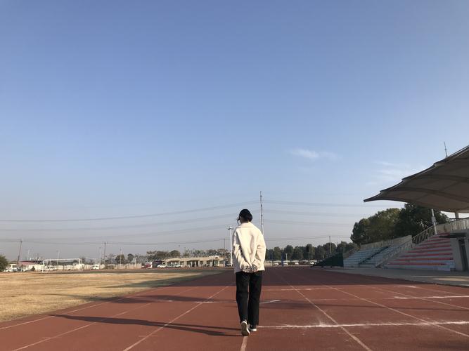 中学走廊栏杆边看云的学生背影