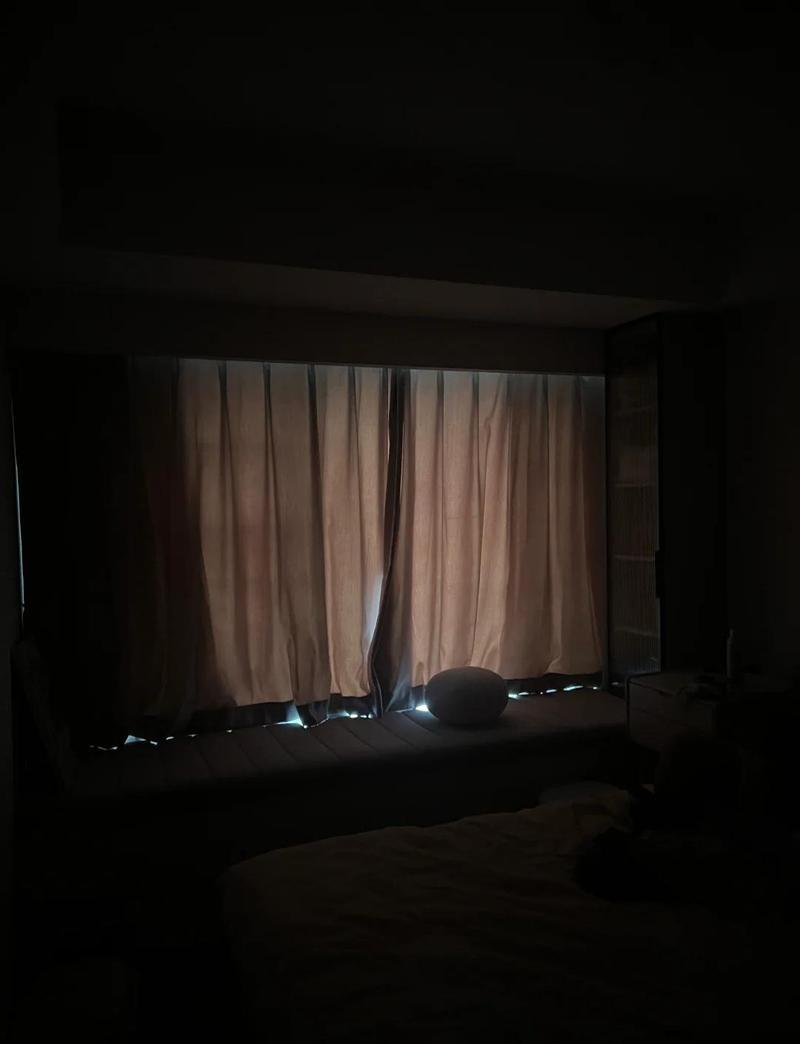 深夜对着手机屏幕 孤单的人 黑暗房间