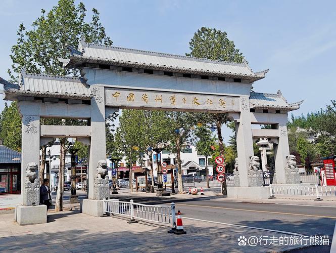 深秋傍晚德州董子文化街汉白玉牌坊下的露天象棋摊