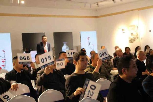 国内拍卖行秋季美术作品拍卖举牌现场图