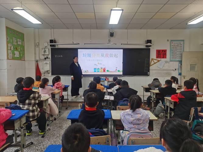 小学劳动课有害垃圾分类教学活动实拍