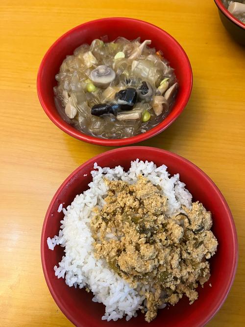 普陀山普济寺素斋面配本地腌萝卜条的实拍图