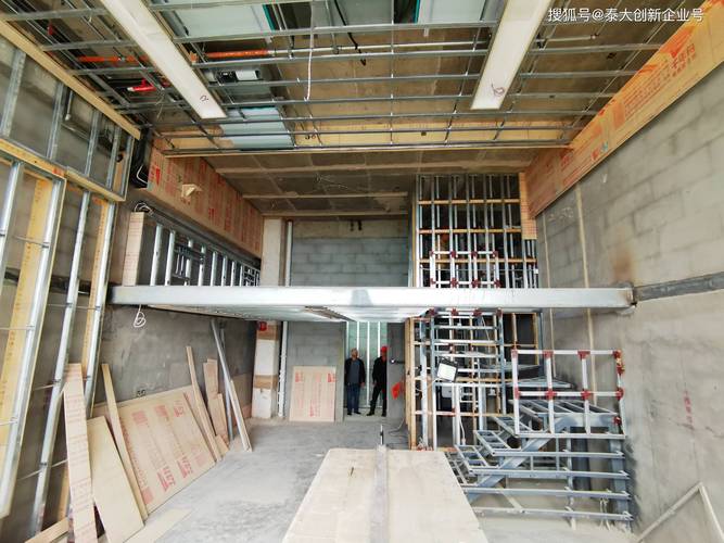 LOFT钢结构夹层施工现场测量净高