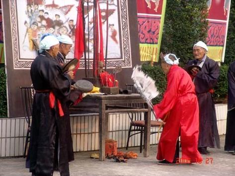 南漳薛坪镇端公舞老艺人着刺绣法衣踩罡步现场
