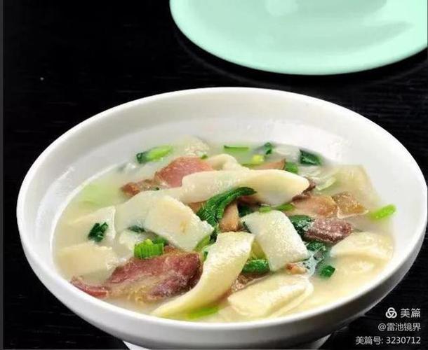 池州农家腊肉煮东至豆丝盛碗特写