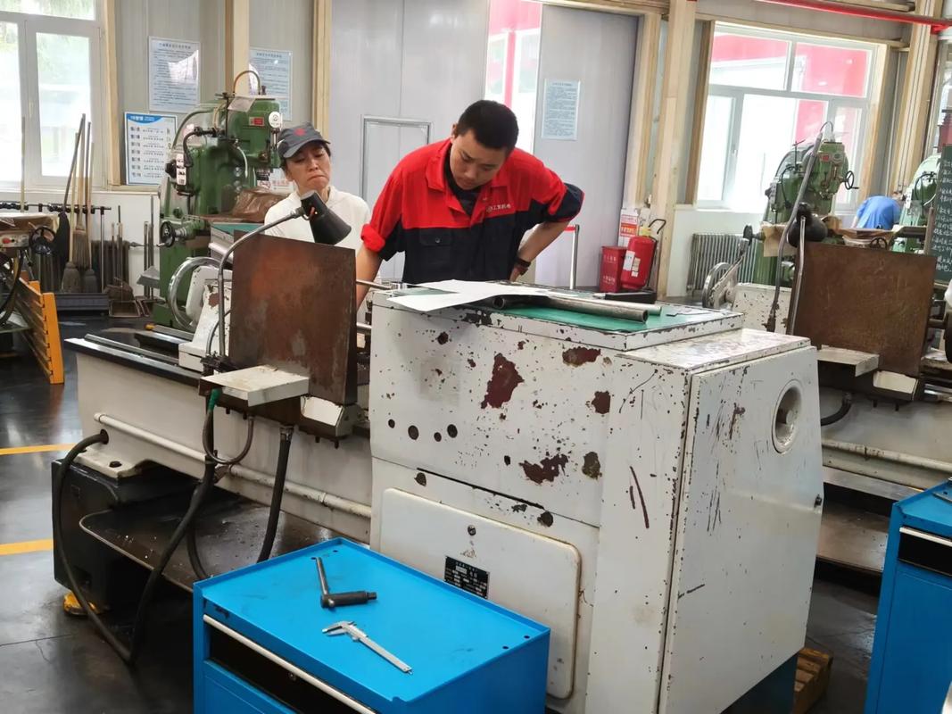工业培训实操车间学徒操作车床