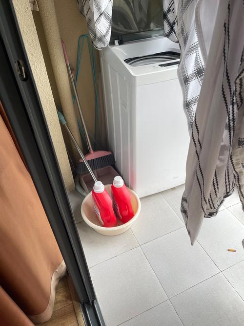 梅雨季阳台栏杆悬挂晾干的棉拖鞋