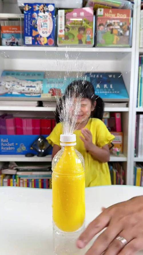 学生物理课堂实验玩水瓶溅起水花