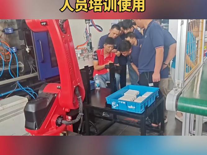 一线注塑工人手机端打开工业培训云平台学习场景