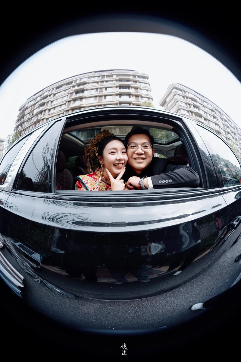 婚礼现场大头贴机宾客搞怪拍照场景