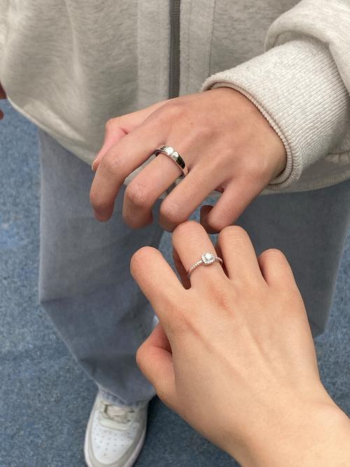 夫妻共同试戴婚戒温馨场景
