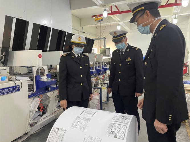 海关稽查工作人员调取企业台账场景