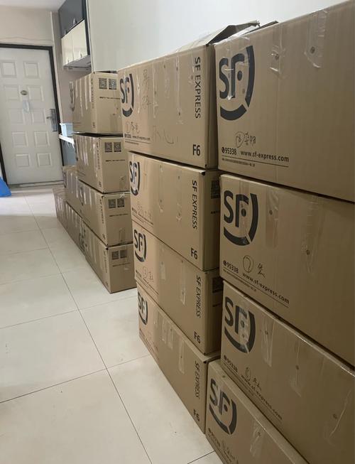 按使用频率分类打包好的搬家纸箱
