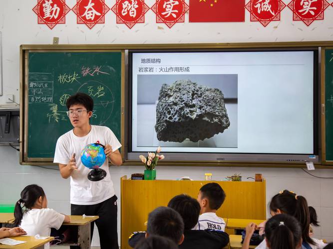 中学地理混合式课堂岩石分组观察场景
