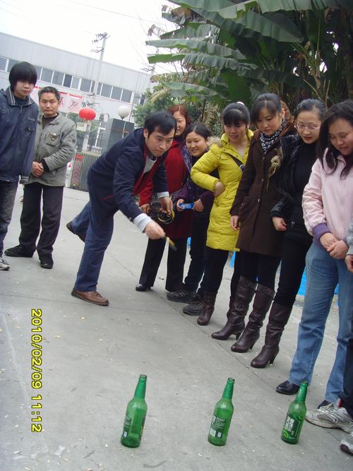 工厂工人围坐大笑疗法活动