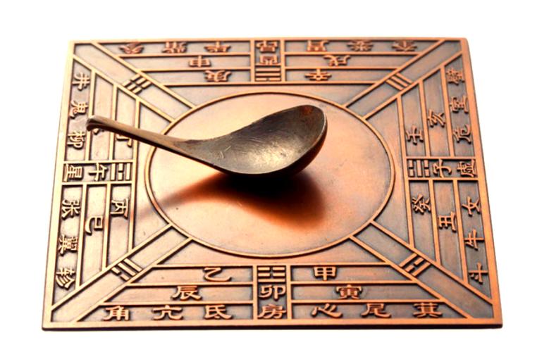 古代指南针司南模型博物馆展品照片