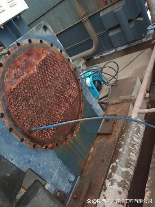 制冷机组冷凝器水垢清理作业图