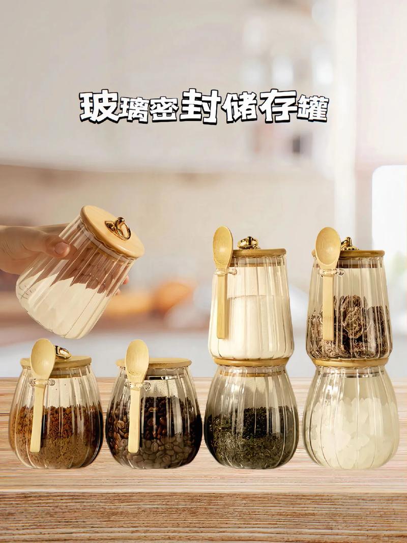 家庭餐桌上放着装满便签纸的玻璃糖罐实拍