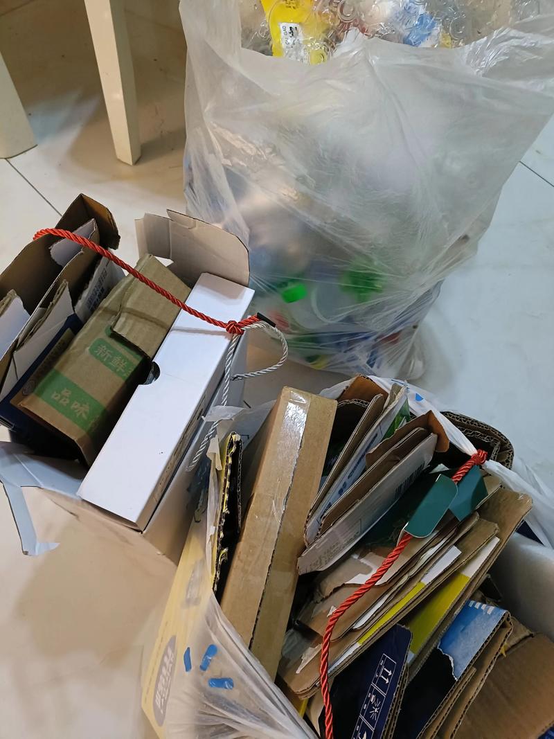 阳台上整齐堆叠的废旧快递纸箱和塑料瓶