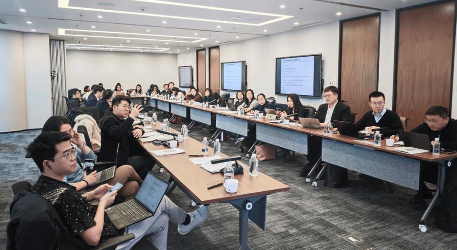 公司法律顾问律所团队会议讨论企业合规方案