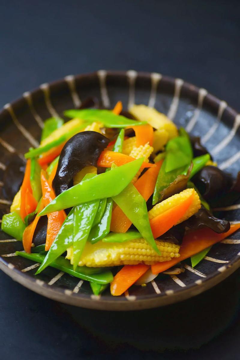 色彩丰富的素食家常乱炒 多种蔬菜混合