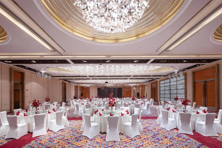 中型婚礼酒店宴会厅长条形布局拥挤