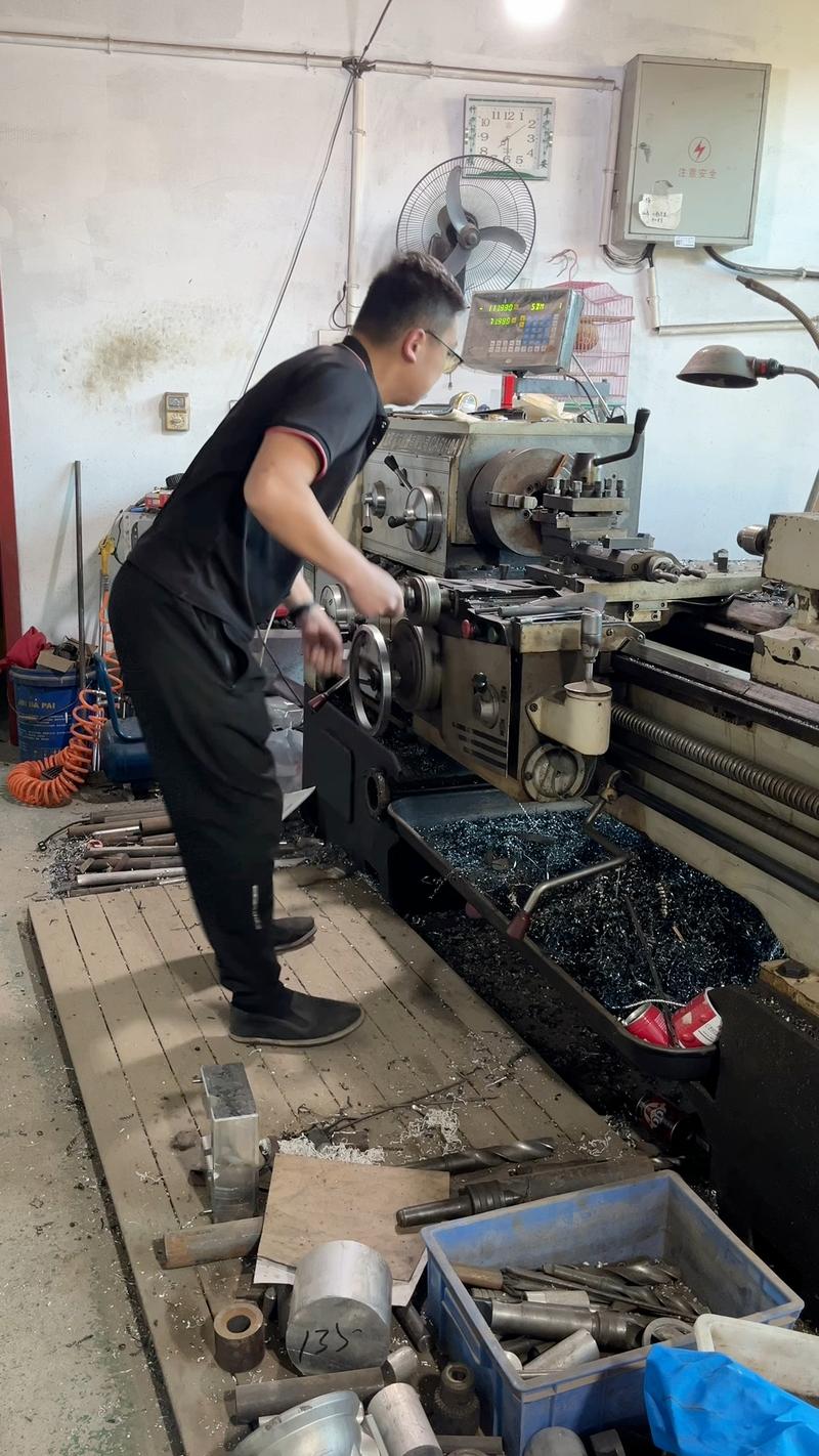 车间数控铣床加工汽车模具实拍