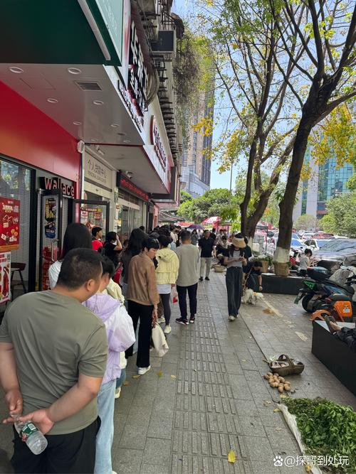 社区连锁品牌门店门口居民排队买卤味实拍