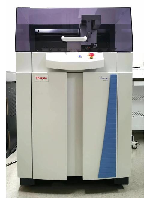 概念验证中心工程师调试量子点激光器原型机