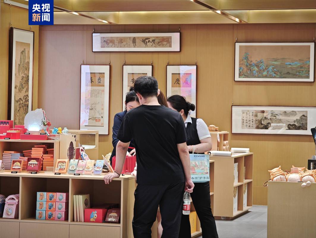 三、生存现状:免税店与非遗的冷峻对话