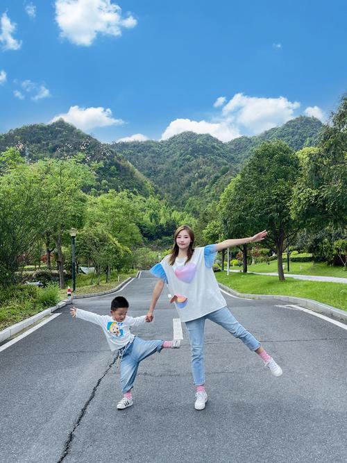 四、拍照技巧:让娃配合的野路子