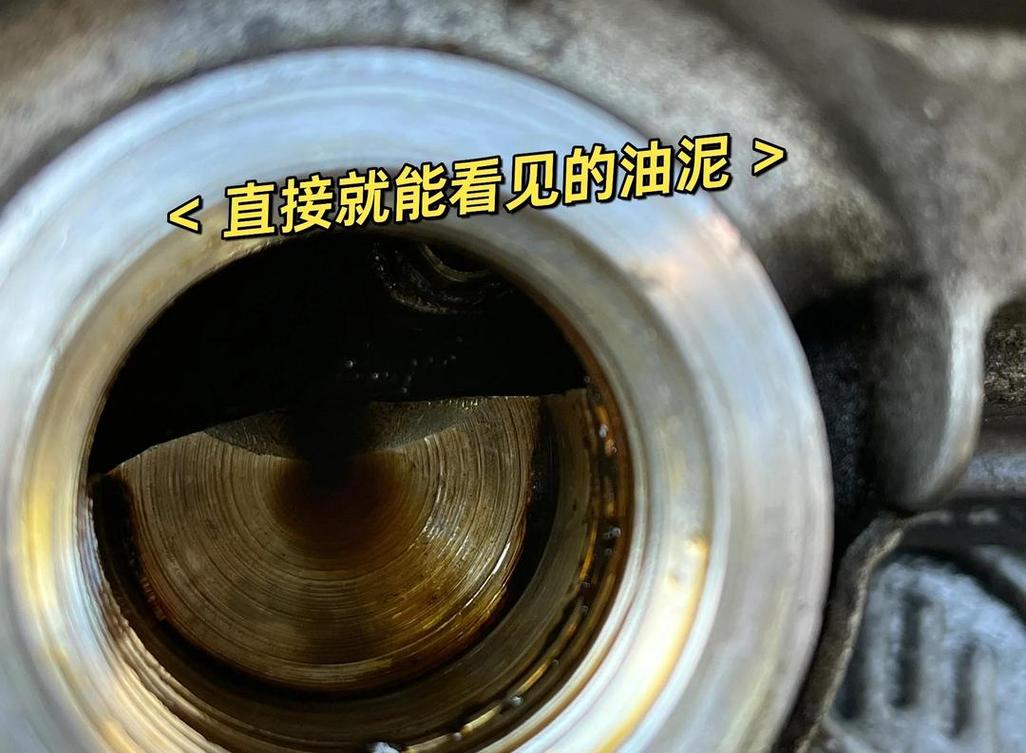拆解发动机气门室盖油泥堆积实物图