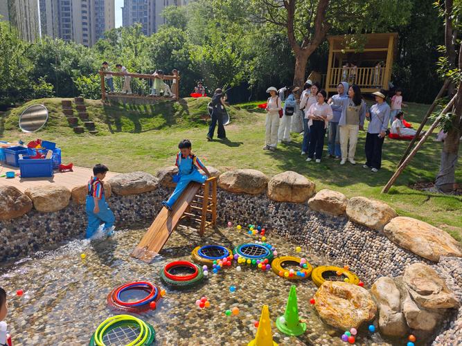 幼儿园孩子户外活动场景图