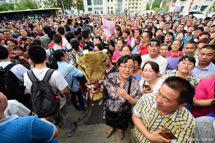 中高考考场外攥着准考证紧张的考生