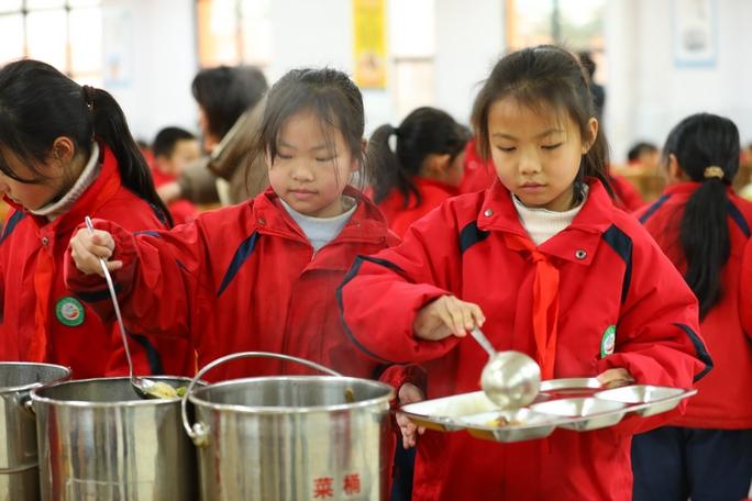小学生排队领取营养午餐